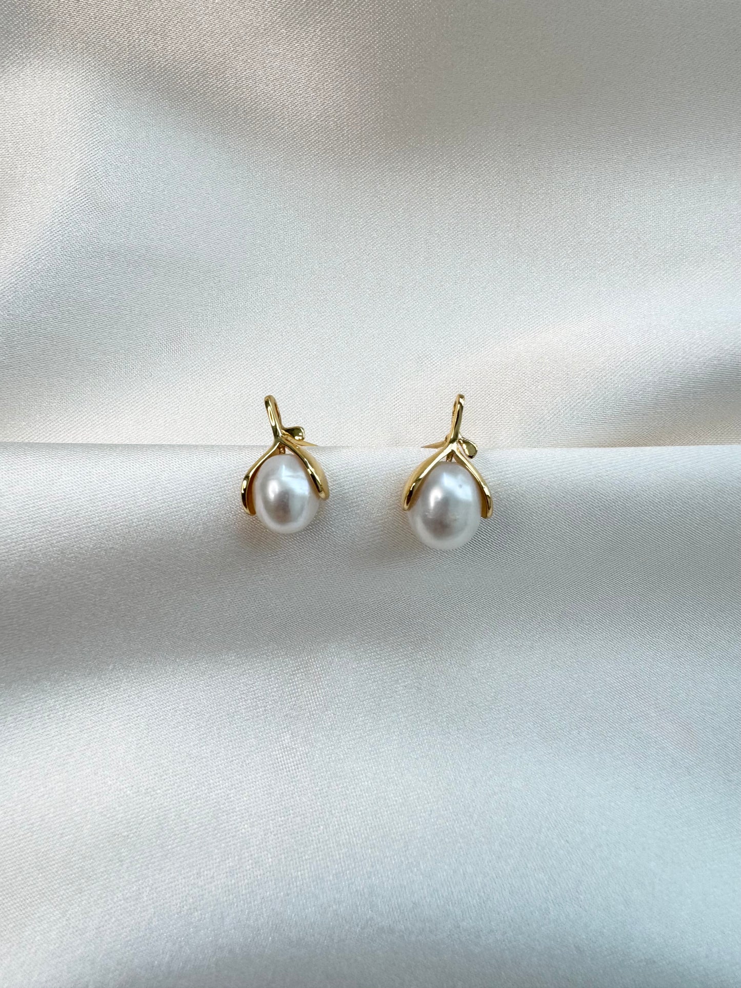 Petal Pearl Earrings
