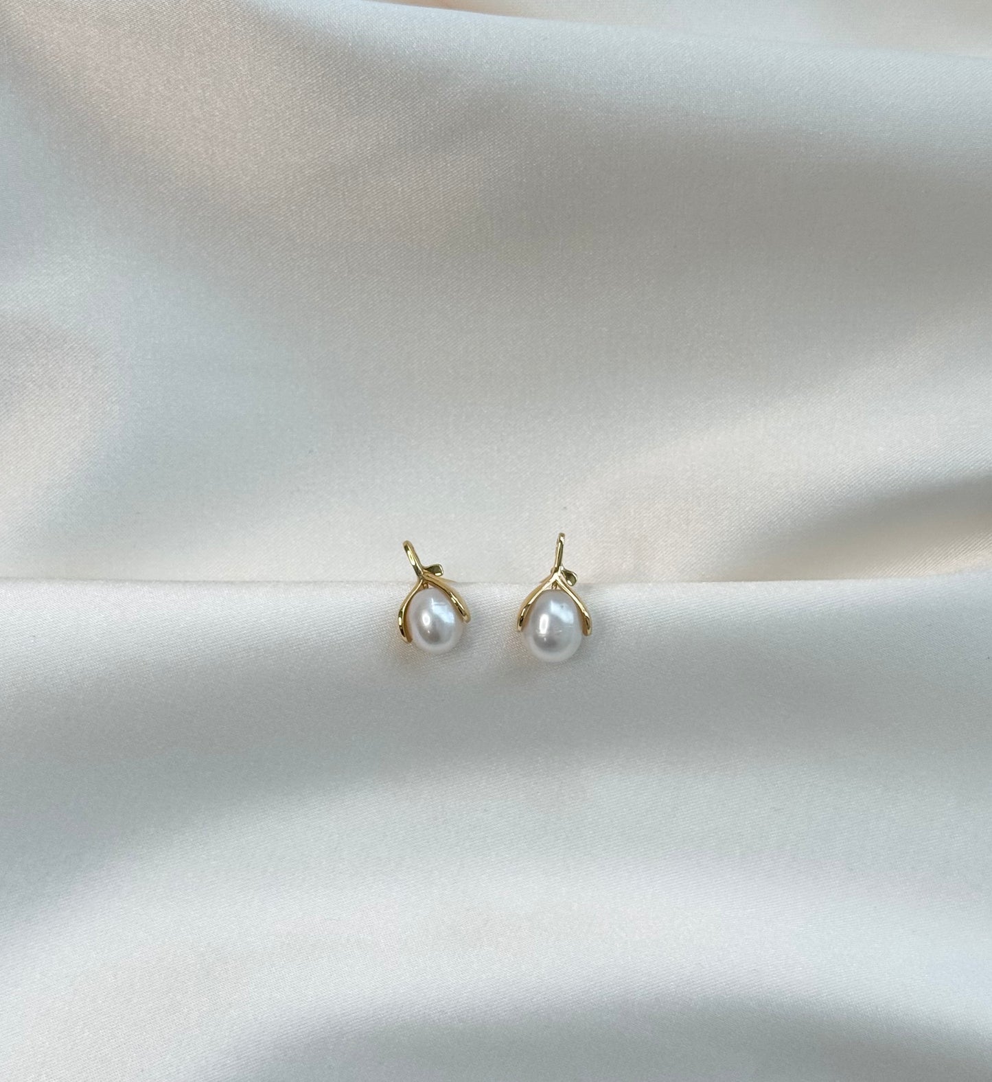 Petal Pearl Earrings